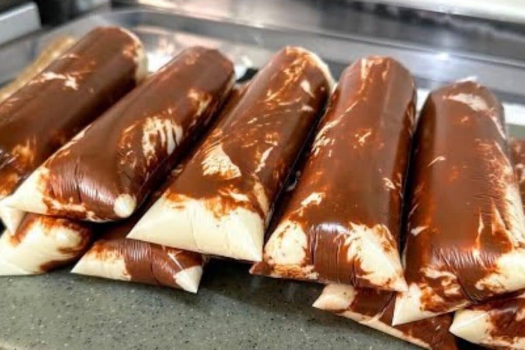Geladinhos de chocolate e baunilha em fileira